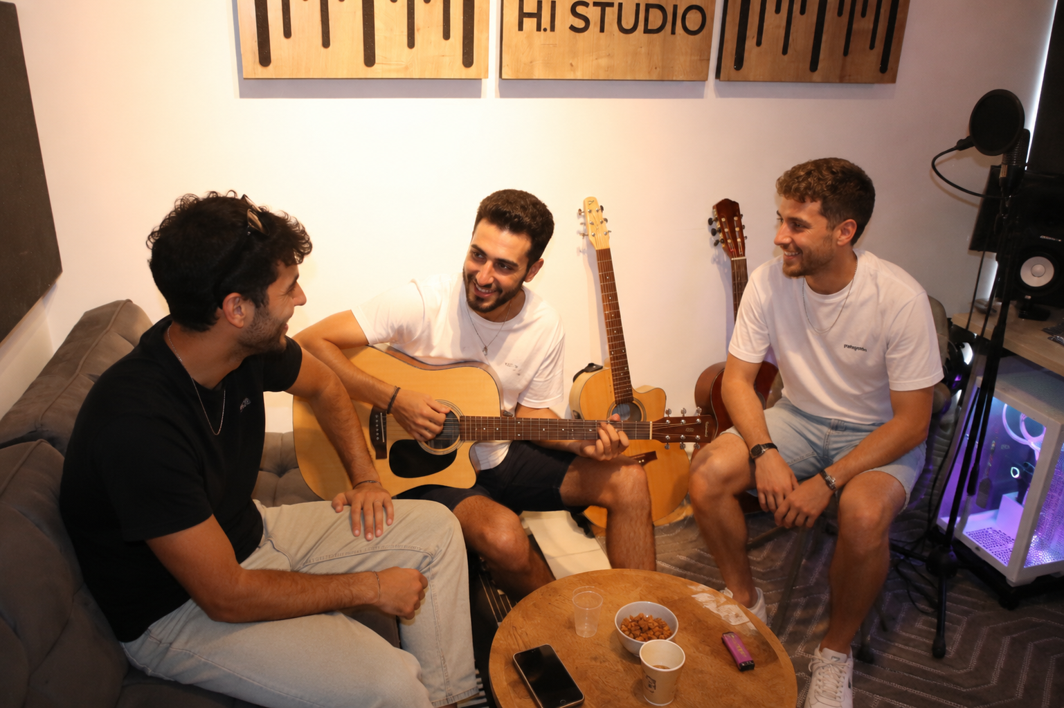 H.I Studio - לוגו על פאנל אקוסטי
