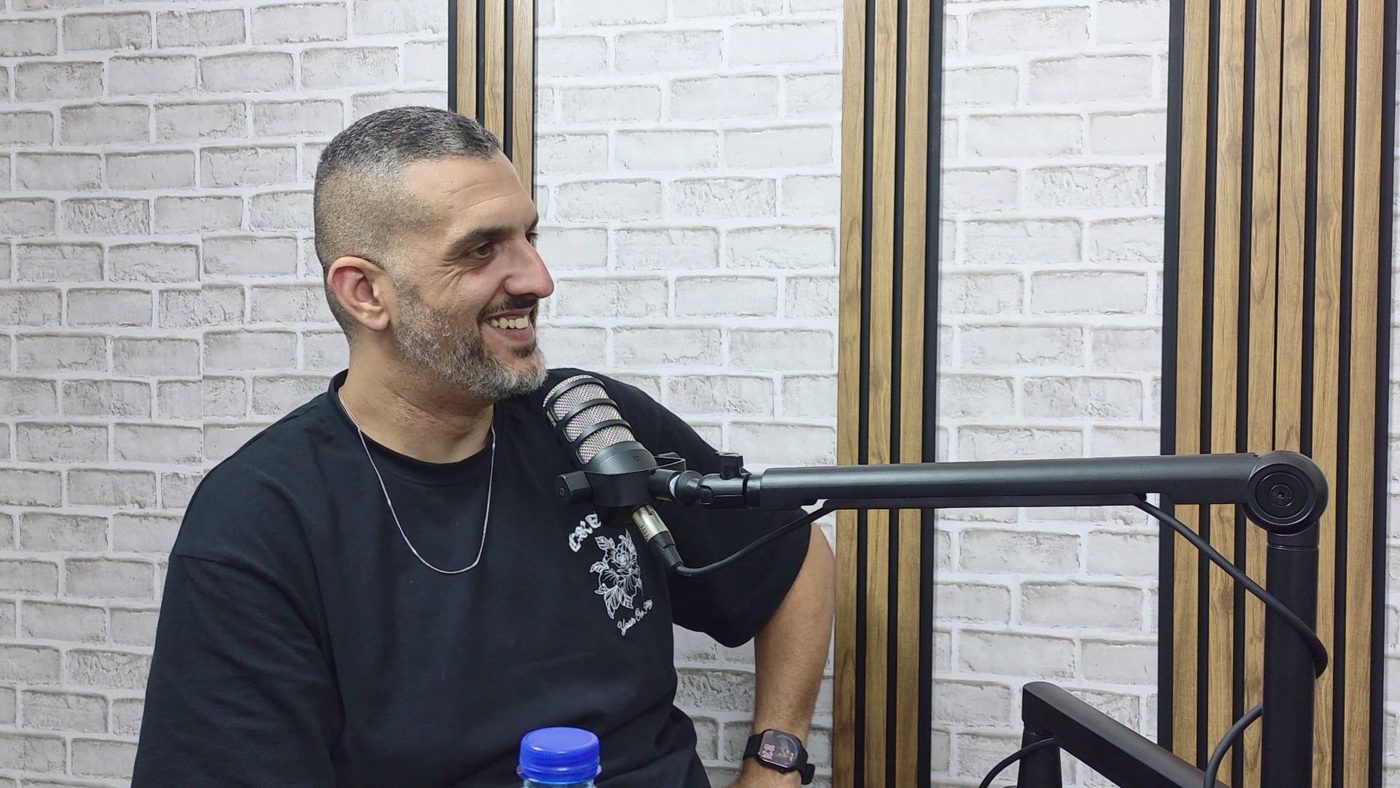 אורח באולפן פודקאסט - חיוך מול המיקרופון